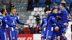 Fotbalisté Olomouce se radují z vsteleného gólu.