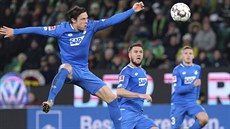 Fotbalisté Hoffenheimu se snaží odvrátit centr před bránu. Zcela vpravo je... Fotbalisté Hoffenheimu se snaží odvrátit centr před bránu. Zcela vpravo je...