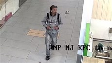 Zloděje zachytila bezpečnostní kamera v obchodním domě, když kradl ze sbírky a... Zloděje zachytila bezpečnostní kamera v obchodním domě, když kradl ze sbírky a...