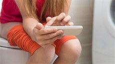 Podle studie je na mobilu mnohem víc mikrobů než na záchodovém prkénku Podle studie je na mobilu mnohem víc mikrobů než na záchodovém prkénku