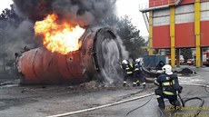 Hasiči likvidovali požár staré nádrže se zbytky asfaltové směsi v Letkově. (3.... Hasiči likvidovali požár staré nádrže se zbytky asfaltové směsi v Letkově. (3....