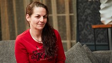 Petra je už dlouhá léta zvyklá na tvrdý život. Starosti se na ni znatelně... Petra je už dlouhá léta zvyklá na tvrdý život. Starosti se na ni znatelně...