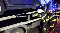 Muže museli hasiči z pod návěsu vyprostit pomocí hydraulického zařízení. Muže museli hasiči z pod návěsu vyprostit pomocí hydraulického zařízení.