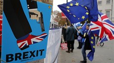 Odprci brexitu manifestují ped britským parlamentem (6. prosince 2018)