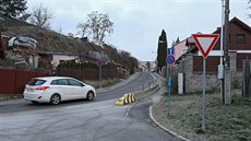 Po obou stranách ulice Dlouhá stezka se od rekonstrukce Brněnského mostu nedá... Po obou stranách ulice Dlouhá stezka se od rekonstrukce Brněnského mostu nedá...