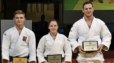 Martin Bezděk (vlevo) se stal kadetem roku a mohl pózovat s dalšími oceněnými -... Martin Bezděk (vlevo) se stal kadetem roku a mohl pózovat s dalšími oceněnými -...