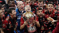 Fotbalisté Atlanty s trofejí pro vítěze MLS. Fotbalisté Atlanty s trofejí pro vítěze MLS.