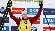 Johannes Thingnes Bö slaví triumf ve stíhacím závodu v Pokljuce. Johannes Thingnes Bö slaví triumf ve stíhacím závodu v Pokljuce.