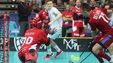 Adam Delong v šanci před švýcarskou brankou v utkání o bronz na mistrovství... Adam Delong v šanci před švýcarskou brankou v utkání o bronz na mistrovství...