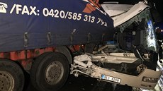 V praských Horních Poernicích se srazil autobus s nákladním autem. (3....