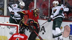 Zach Parise (vlevo) z Minnesoty a Matt Dumba, (vpravo) naráží do gólmana... Zach Parise (vlevo) z Minnesoty a Matt Dumba, (vpravo) naráží do gólmana...
