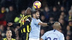 Nathaniel Chalobah (vlevo) z Watfordu v souboji s Bernardem Silvou z... Nathaniel Chalobah (vlevo) z Watfordu v souboji s Bernardem Silvou z...