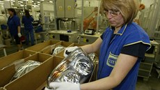 Jedna z dělnic mohelnické firmy Hella Autotechnik, která k patří významným... Jedna z dělnic mohelnické firmy Hella Autotechnik, která k patří významným...