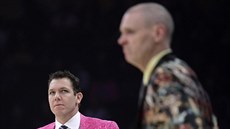 Trenéři nezklamali. Luke Walton (vlevo) na lavičce LA Lakers sleduje Ricka... Trenéři nezklamali. Luke Walton (vlevo) na lavičce LA Lakers sleduje Ricka...