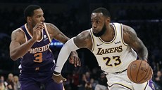 LeBron James (23) z LA Lakers se tlačí kolem Trevora Arizy z Phoenixu. LeBron James (23) z LA Lakers se tlačí kolem Trevora Arizy z Phoenixu.