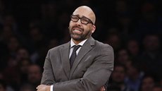David Fizdale se na lavice New York Knicks tváí nespokojen.