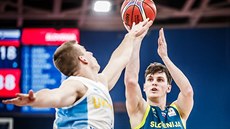 Aljaž Bratec (vpravo) ze Slovinska střílí na ukrajinský koš. Aljaž Bratec (vpravo) ze Slovinska střílí na ukrajinský koš.