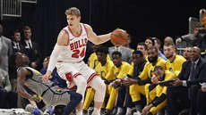 Lauri Markkanen (v bílém) z Chicaga posílá k zemi bránícího Darrena Collisona z...