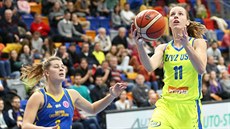 Kateřina Elhotová (vpravo) z USK Praha útočí na koš Castors Braine kolem Sien... Kateřina Elhotová (vpravo) z USK Praha útočí na koš Castors Braine kolem Sien...