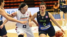 Nymburská basketbalistka Kamila Hošková (v bílém) nahání Aleksandru Krošeljovou... Nymburská basketbalistka Kamila Hošková (v bílém) nahání Aleksandru Krošeljovou...