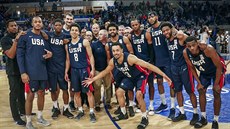 Američtí basketbalisté slaví postup na mistrovství světa, tahle parta u toho... Američtí basketbalisté slaví postup na mistrovství světa, tahle parta u toho...