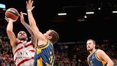 Ondřej Balvín (vpravo) z Gran Canarie sleduje, zda jeho spoluhráč Nikola... Ondřej Balvín (vpravo) z Gran Canarie sleduje, zda jeho spoluhráč Nikola...
