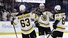 Brad Marchand, David Krejčí a David Pastrňák (zleva) oslavují gól Bostonu. Brad Marchand, David Krejčí a David Pastrňák (zleva) oslavují gól Bostonu.
