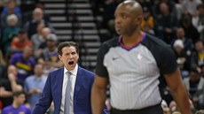 Utažský trenér Quin Snyder se hněvá na rozhodčího Courtneyho Kirklanda za... Utažský trenér Quin Snyder se hněvá na rozhodčího Courtneyho Kirklanda za...