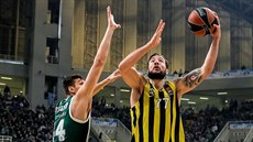 Joffrey Lauvergne (vpravo) z Fenerbahce útoí kolem Kostase Mitoglua z...