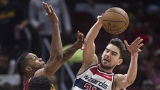 Tomáš Satoranský (31) z Washingtonu přihrává Otto Porterovi Jr., atakují ho... Tomáš Satoranský (31) z Washingtonu přihrává Otto Porterovi Jr., atakují ho...