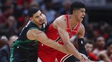 Chandler Hutchison (vpravo) z Chicaga pod tlakem Jaysona Tatuma z Bostonu. Chandler Hutchison (vpravo) z Chicaga pod tlakem Jaysona Tatuma z Bostonu.
