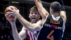 Pardubický pivot Kamil Švrdlík (vlevo) se tlačí kolem Petra Bendy z Nymburka. Pardubický pivot Kamil Švrdlík (vlevo) se tlačí kolem Petra Bendy z Nymburka.
