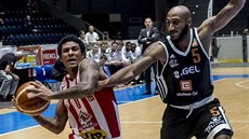 Pardubický basketbalista Donovan Jackson směruje s míčem k nymburskému koši,... Pardubický basketbalista Donovan Jackson směruje s míčem k nymburskému koši,...