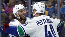 Elias Pettersson (40) a Josh Leivo se radují z gólu Vancouveru. Elias Pettersson (40) a Josh Leivo se radují z gólu Vancouveru.