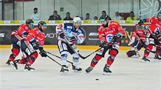 Brněnský centr Jan Hruška (v bílém) manévruje v obraně Vítkovic. Brněnský centr Jan Hruška (v bílém) manévruje v obraně Vítkovic.
