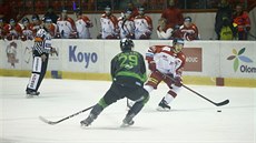 Olomoucký Jakub Galvas (v bílém) v utkání s Mladou Boleslaví. Olomoucký Jakub Galvas (v bílém) v utkání s Mladou Boleslaví.