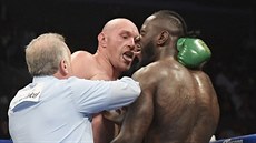 JAZYKY. Momentka z duelu boxerů Deontaye Wildera (vpravo) a Tysona Furyho v Los... JAZYKY. Momentka z duelu boxerů Deontaye Wildera (vpravo) a Tysona Furyho v Los...