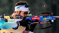 Francouzský biatlonista Martin Fourcade bhem stelby ve vytrvalostním závodu...