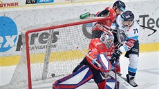 Jakub Valský (vpravo) z Liberce a brankář Daniel Dolejš a Roman Szturc z... Jakub Valský (vpravo) z Liberce a brankář Daniel Dolejš a Roman Szturc z...