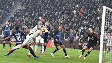 Mario Mandžukič z Juventusu posílá míč do sítě Interu Milán. Mario Mandžukič z Juventusu posílá míč do sítě Interu Milán.