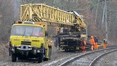 Vytrhávání kolejí na staré pražské trati mezi Plzní a Chrástem. Kolejiště se... Vytrhávání kolejí na staré pražské trati mezi Plzní a Chrástem. Kolejiště se...