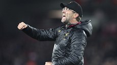 Liverpoolský trenér Jürgen Klopp euforicky slaví pozdní gól svého týmu v derby... Liverpoolský trenér Jürgen Klopp euforicky slaví pozdní gól svého týmu v derby...