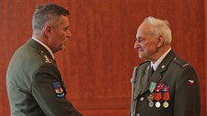 Válečný veterán Mikuláš Ganišin v pondělí obdržel od ředitele Krajského... Válečný veterán Mikuláš Ganišin v pondělí obdržel od ředitele Krajského...