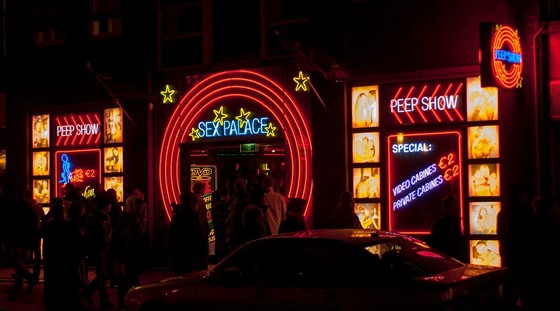 Jedna z uliek lásky, tzv. Red Light District, v Amsterdamu