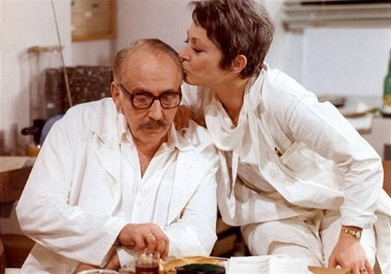Milo Kopecký a Jana tpánková v seriálu Nemocnice na kraji msta (1977)