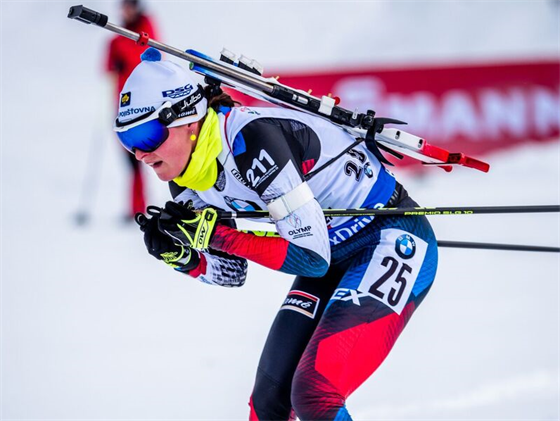 Veronika Vítková na trati stíhacího závodu v rakouském Hochfilzenu.