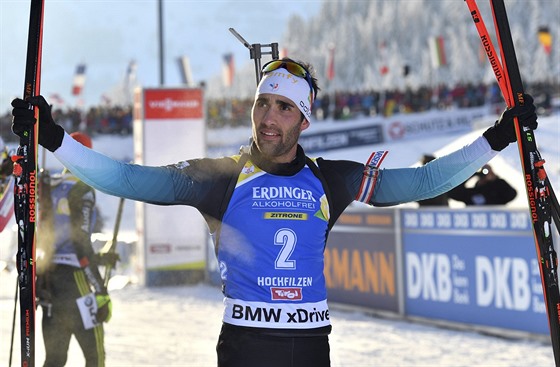 Francouz Martin Fourcade oslavuje své vítzství ve stíhacím závod v rakouském...