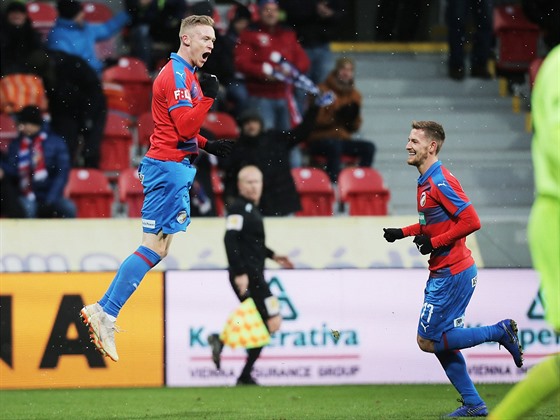 Plzeský Roman Procházka (vlevo) se raduje ze svého gólu v utkání proti Karviné.