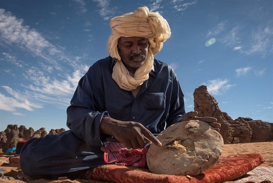 Tuareg krají chleba. Tuaregové jsou koovní pastevci, kteí jako jedni z mála...