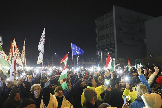 Lidé v Budapeti protestovali ped budovou televize. (17. prosince 2018)